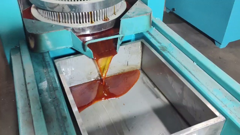 供應(yīng)冷榨野核桃油榨油機(jī),低溫壓榨亞麻籽油機(jī)器,油渣油膩液壓壓油機(jī)