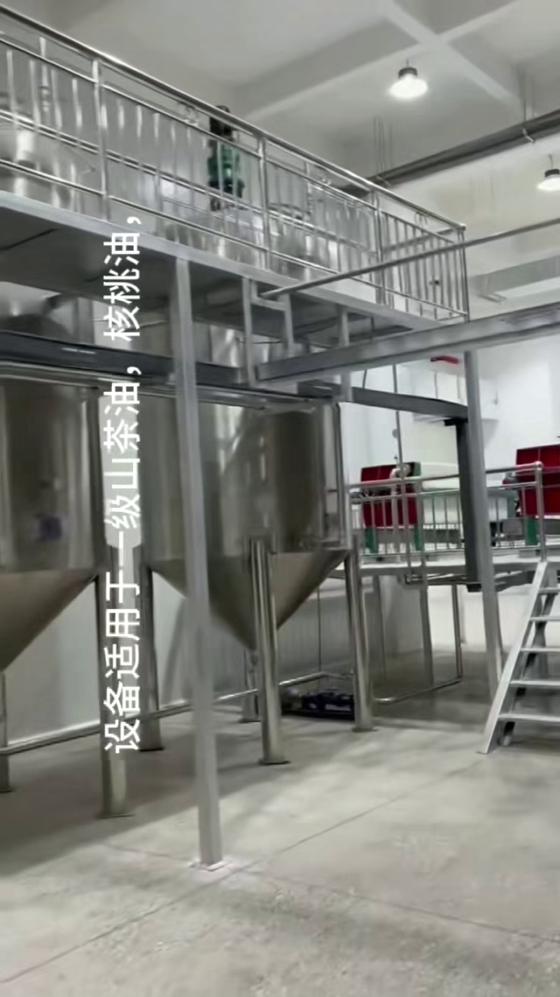 供應(yīng)菜籽油進(jìn)商超加工設(shè)備,國(guó)標(biāo)大豆油精煉設(shè)備,油脂脫膠脫酸脫色脫臭